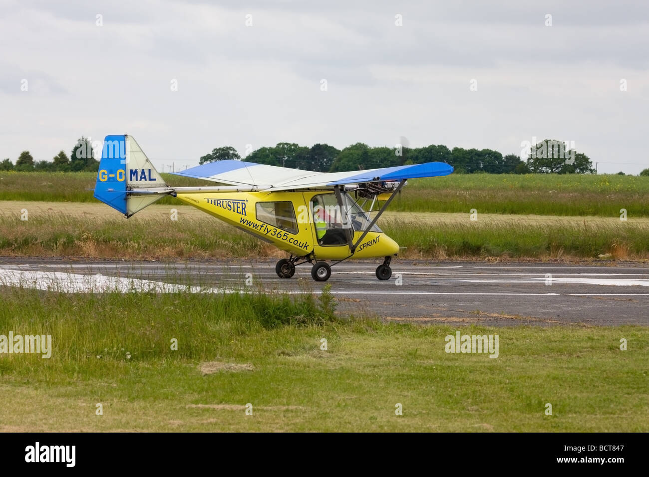 Thruster T600N 450 Sprint G-OMAL about to take-off from Wickenby ...