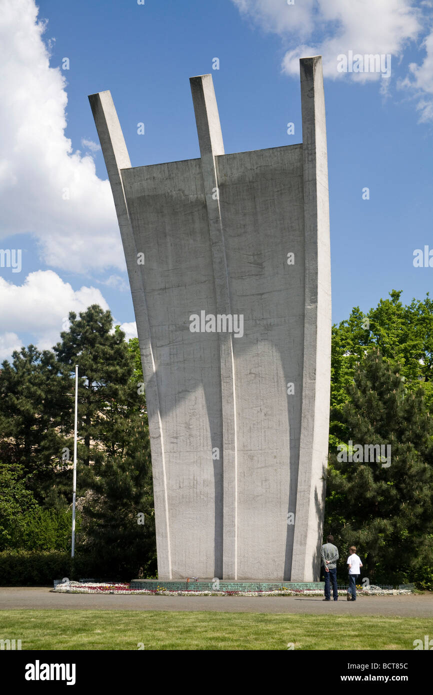 Airlift memorial, in the vernacular 