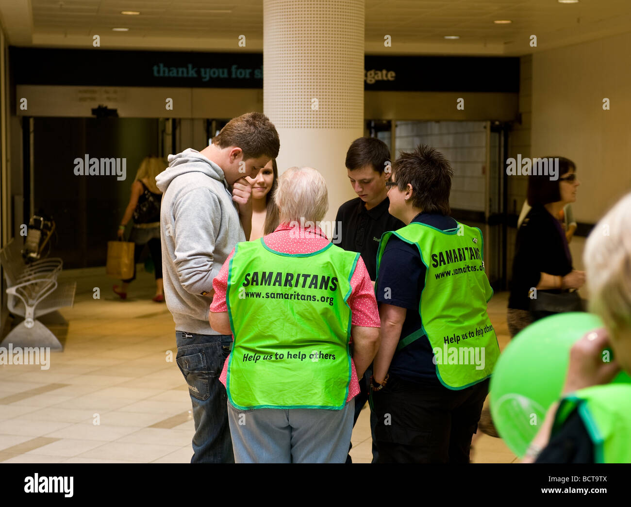 Two volunteers from the charity The Samaritans talking to three young people.  Photo by Gordon Scammell Stock Photo