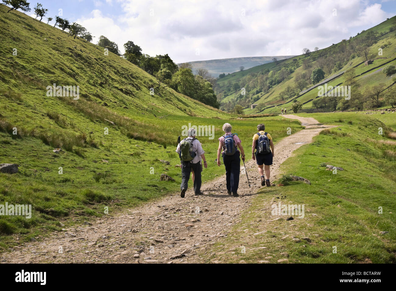 Swaledale. Walkers on the footpath between Keld and Muker. Yorkshire Dales National Park, North Yorkshire Stock Photo