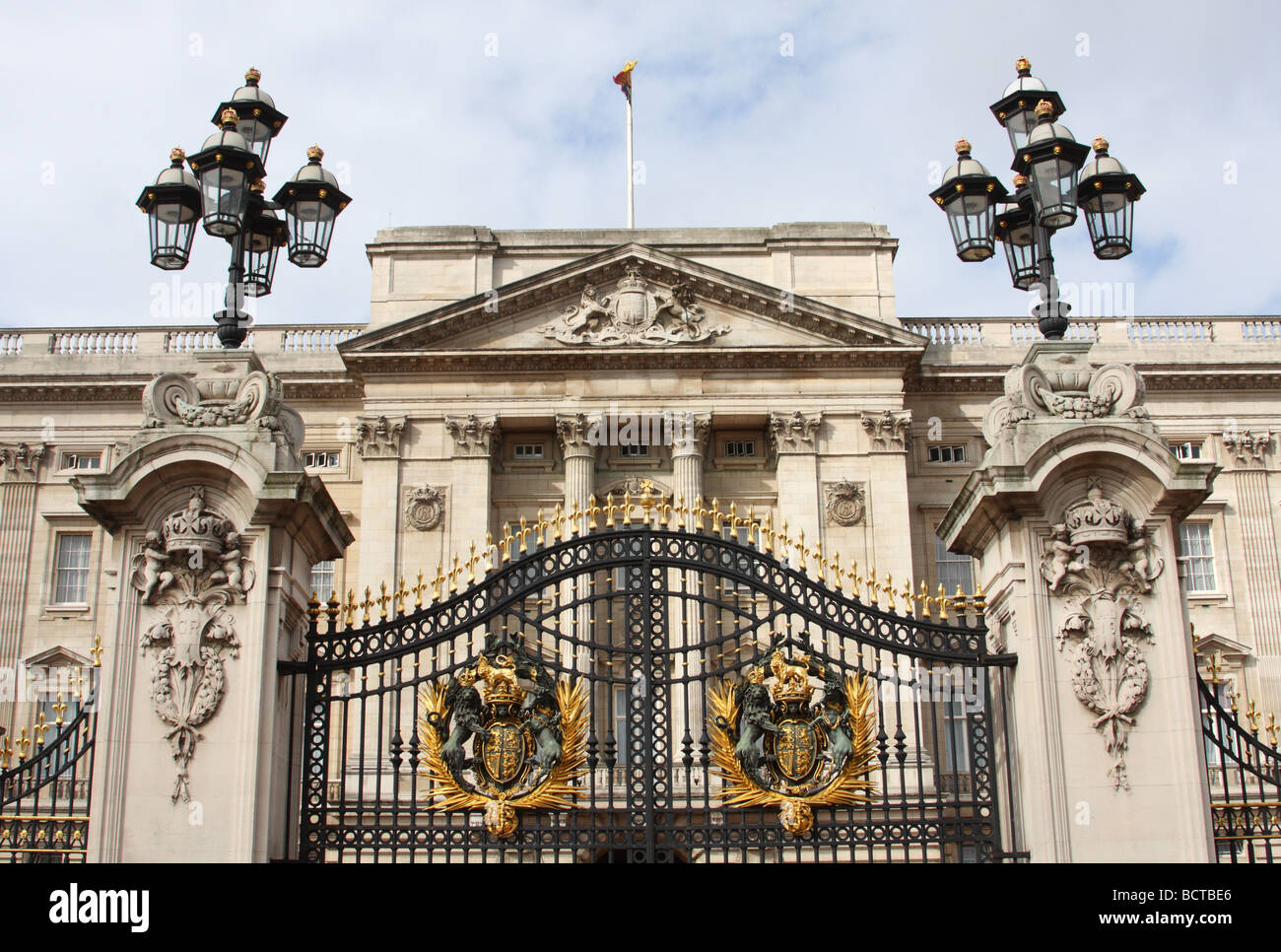 Buckingham Palace, London. The official residence of Queen Elizabeth II with flag flying to signify the monarch is in residence Stock Photo