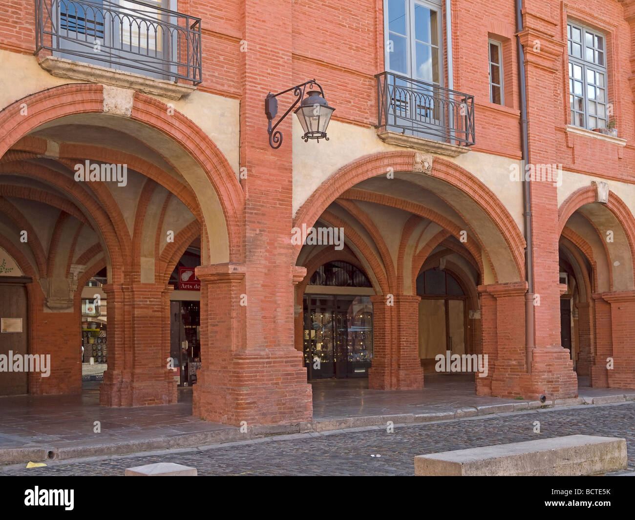 Arkade de la Place Nationale in Montauban mit Läden Arcades de la Place Nationale in Montauban with shops Stock Photo