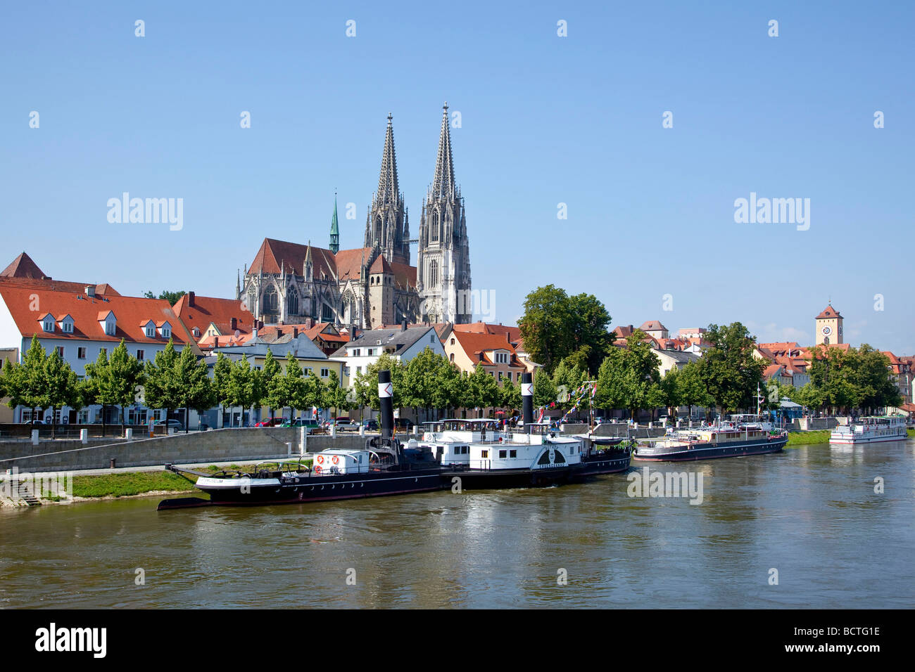 Regensburger Dom Cathedral of Saint Peter with the Schifffahrtsmuseum maritime museum on the Danube river in Regensburg, Bavari Stock Photo