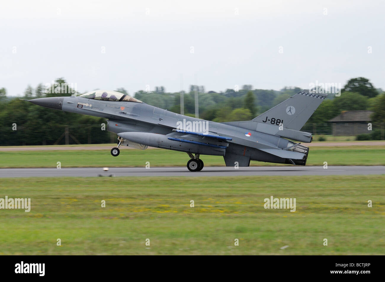 F-16 Fighting Falcon from the Royal Netherlands Air Force arrives at RAF Fairford for the Royal International Air Tattoo Stock Photo