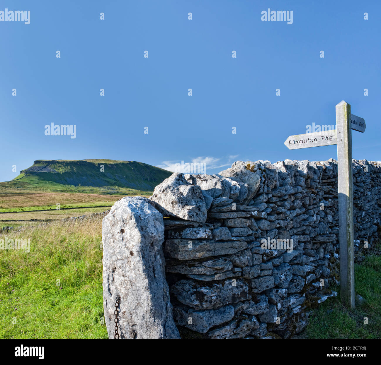 Pennine Way signpost at Silverdale, North Yorkshire. Looking North West towards Pen-y-ghent Stock Photo