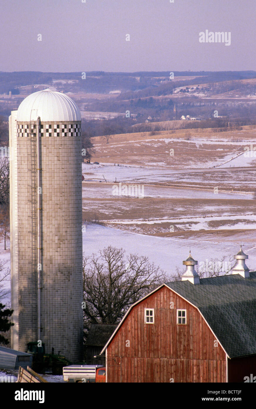 S.E. MINNESOTA FARM COUNTRY, BARN AND SILO. LATE WINTER Stock Photo Alamy