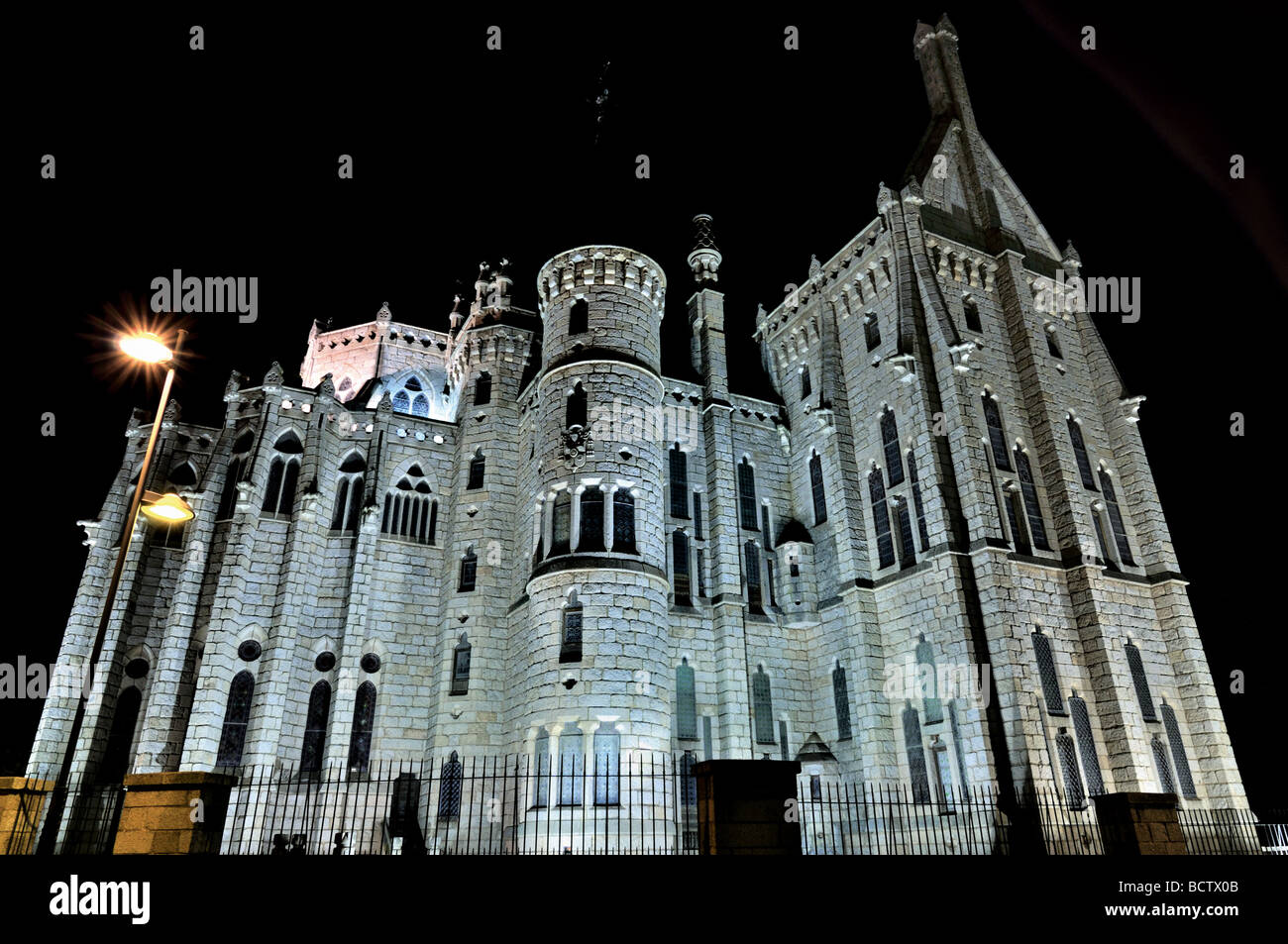 Spain, Astorga: Nocturnal iluminated Bishops Palace of Antonio Gaudí Stock Photo