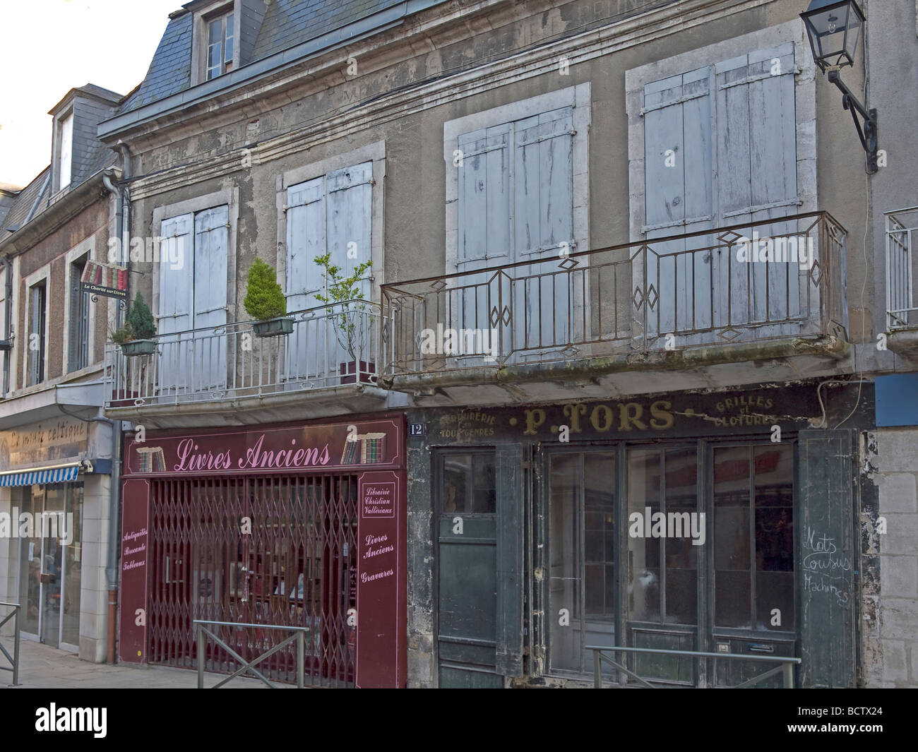 Alte Geschäfte und ein ruiniertes Geschäft in La Charite sur Loire old shops and one ruined shop in La Charite sur Loire Stock Photo