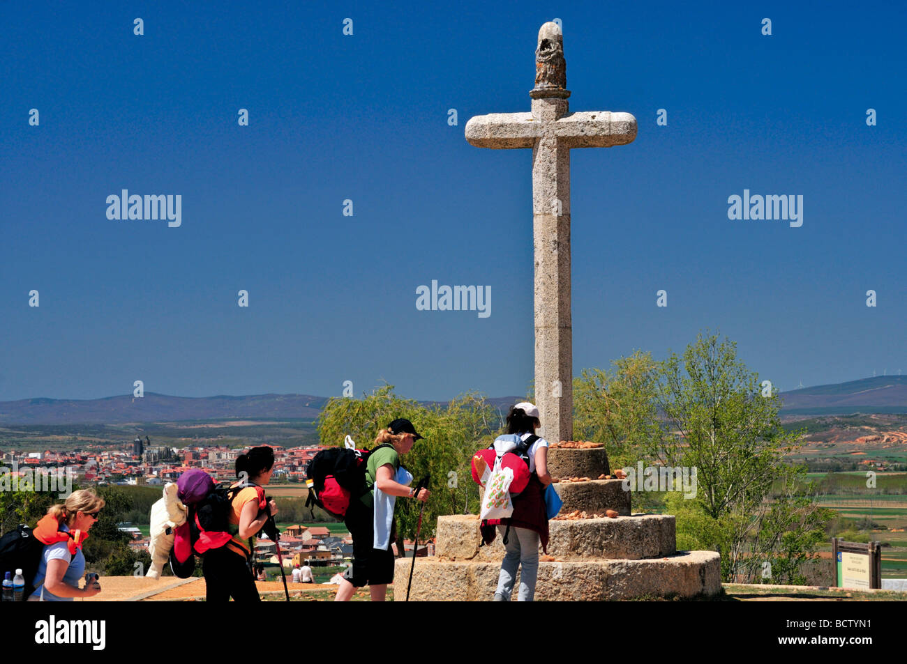 Spain, St. James Way: Pilgrims at the Cruzeiro de Santo Toribio in Justo de la Vega Stock Photo