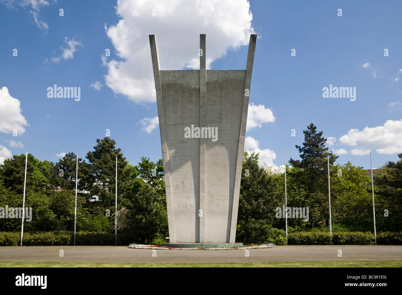 Airlift memorial, in the vernacular 