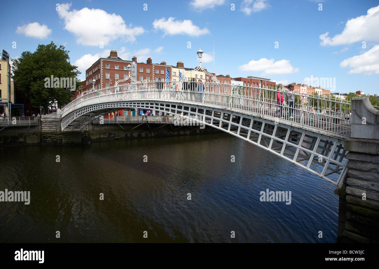 halfpenny hapenny bridge over the river liffey in the centre of dublin ...