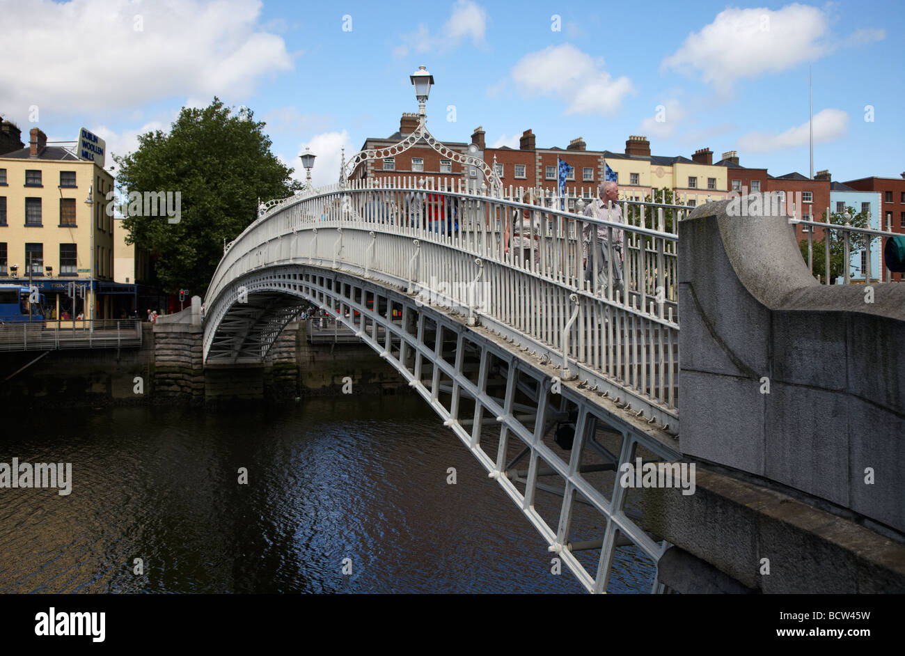 halfpenny hapenny bridge over the river liffey in the centre of dublin ...