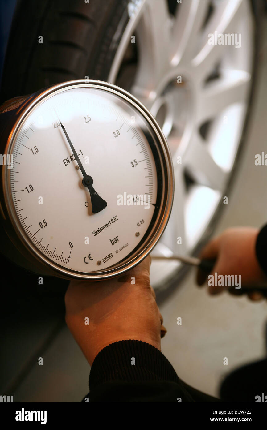 Tyre pressure hires stock photography and images Alamy