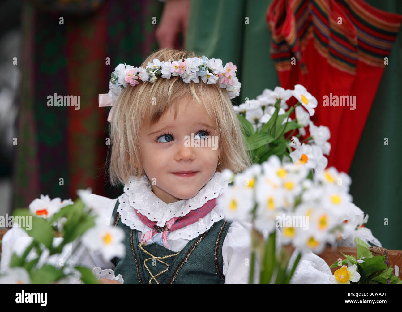  Foto zu Girl with flower wreath, Narzissenfest Narcissus Festival in Bad Aussee 