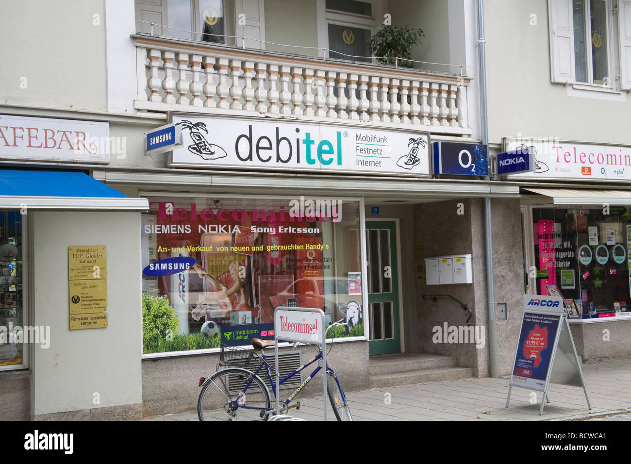 Germany EU An internet shop alongside a cafe bar Stock Photo