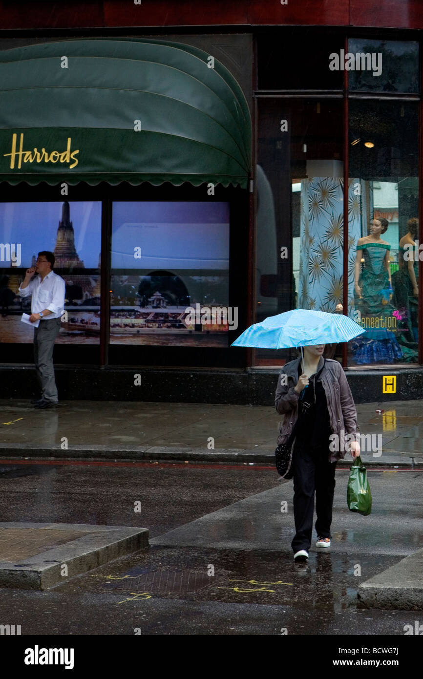 Harrods Shopper Leaving Under Her Umberella Stock Photo Alamy harrods-shopper-leaving-under-her-umberella-stock-photo-alamy