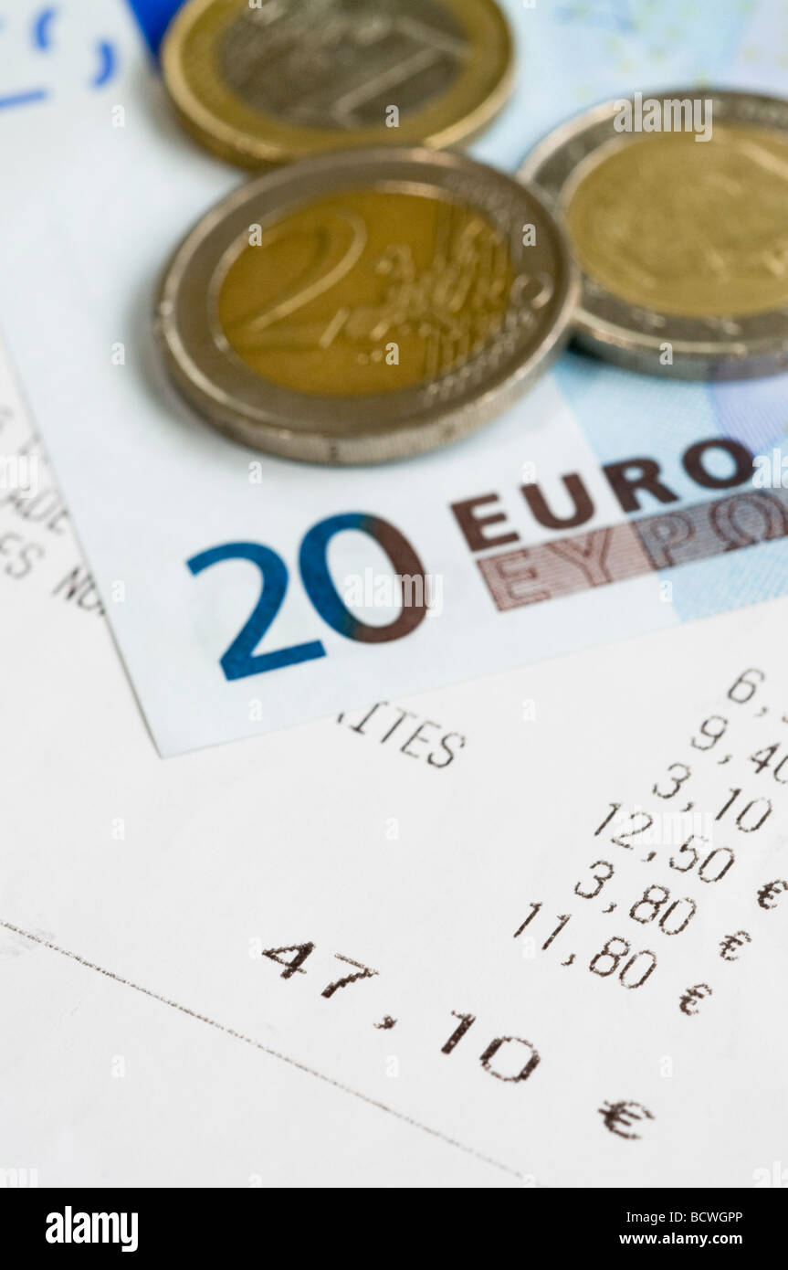 Restaurant bill in Euro and Euro Notes and coins Stock Photo