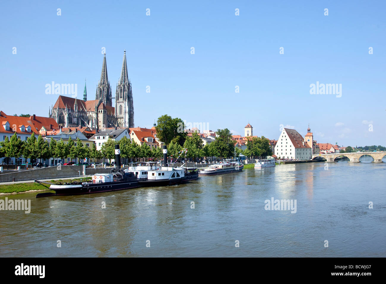 Regensburger Dom Cathedral of Saint Peter with the Schifffahrtsmuseum maritime museum on the Danube river, the Salzstadl salt s Stock Photo