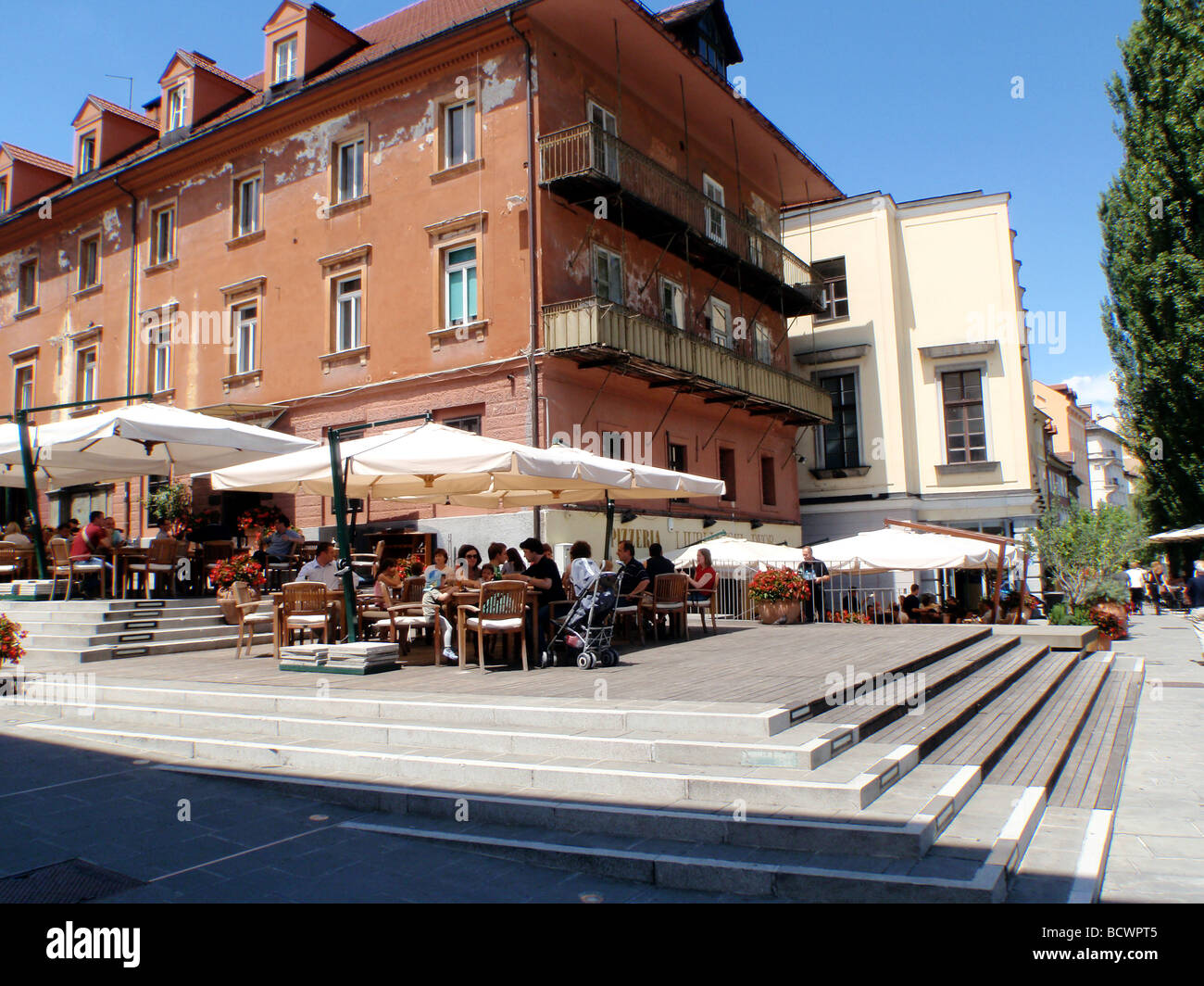 cafes-and-restaurants-on-the-banks-of-the-ljubljanica-river-in