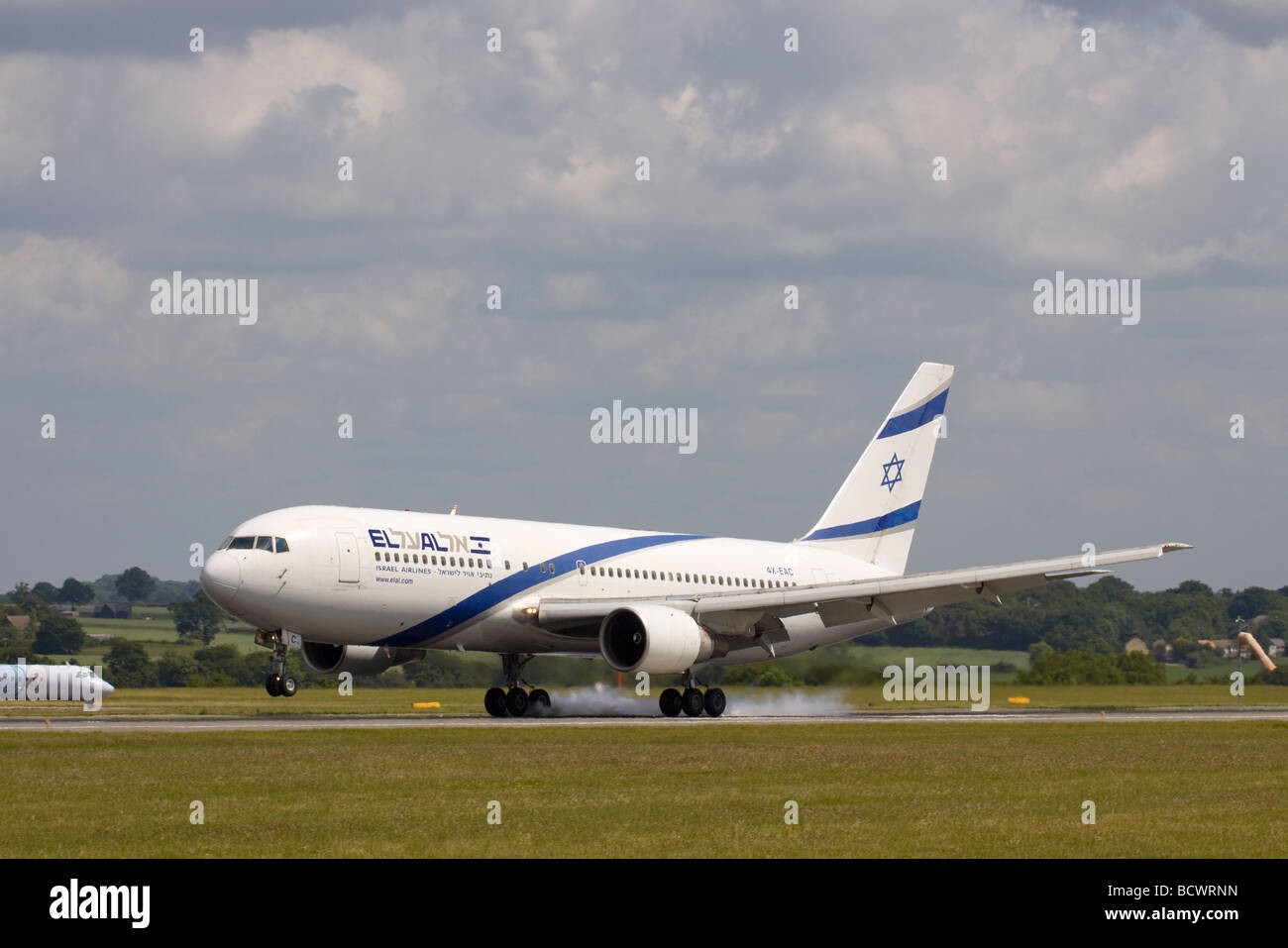 4X-EAC El Al Israel Airlines Boeing 767-258ER landing at London Luton Stock Photo