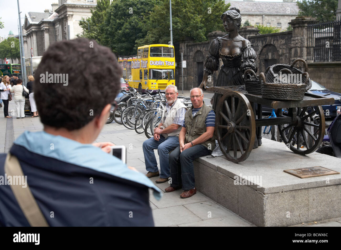 tourists having their photo taken at the molly malone statue in dublin city centre republic of ireland Stock Photo