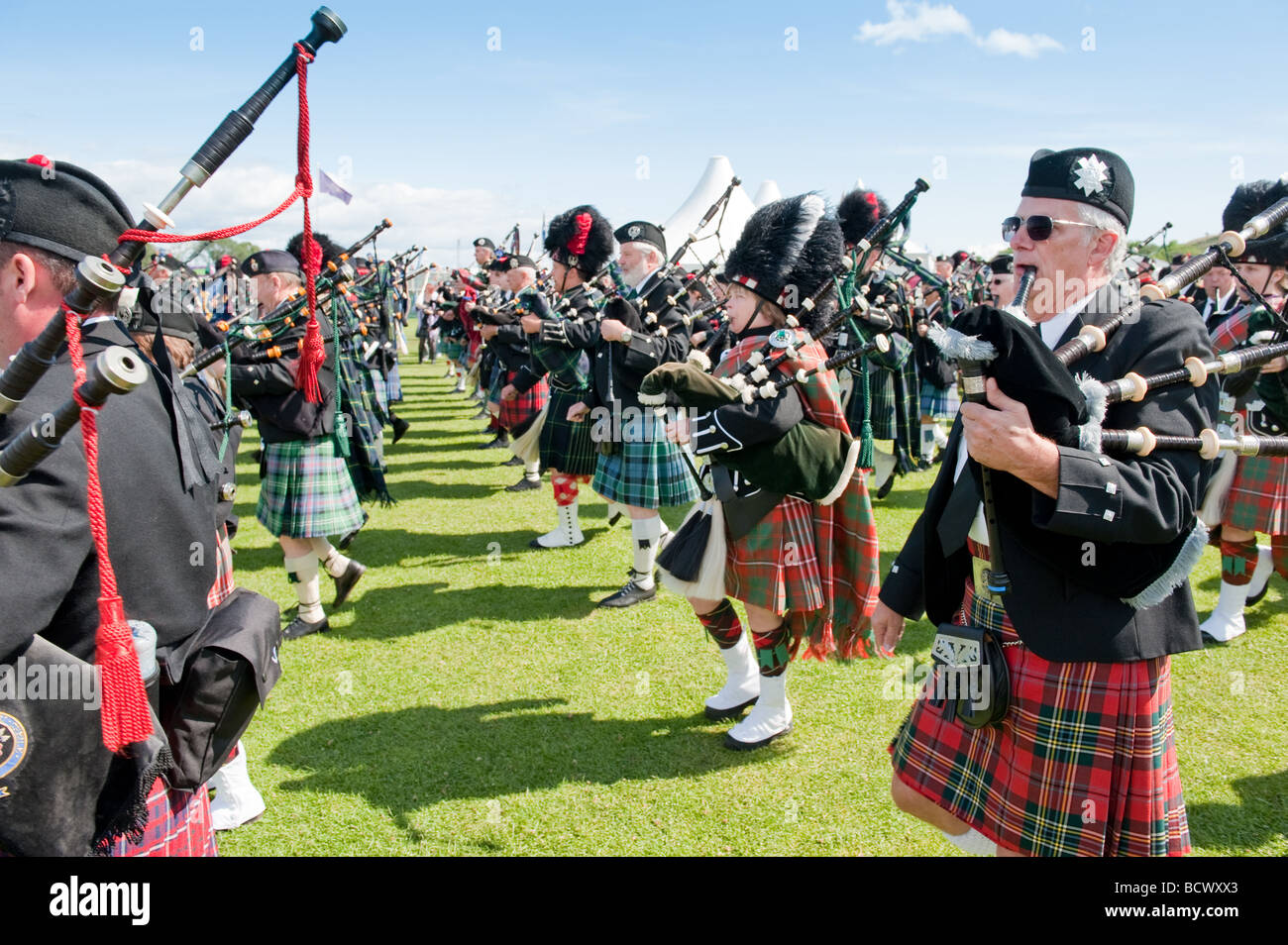 pipe-bands-in-holyrood-park-for-the-gathering-2009-in-edinburgh