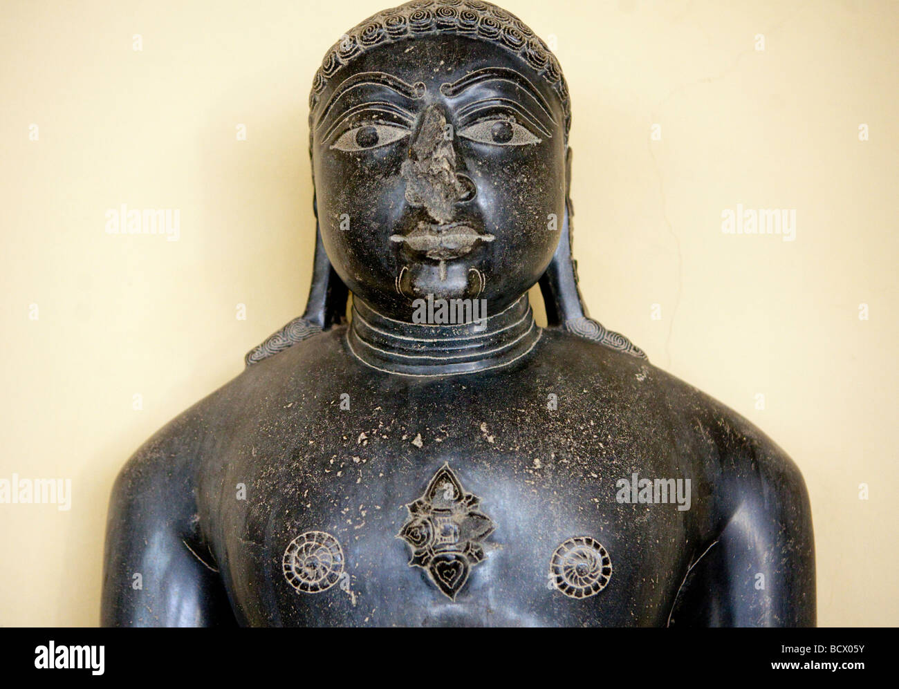 Black Marble Bust Of Mahavira Jain Religion Parsavnatha Jain Temple Khajuraho Northern Madhya Pradesh Stock Photo