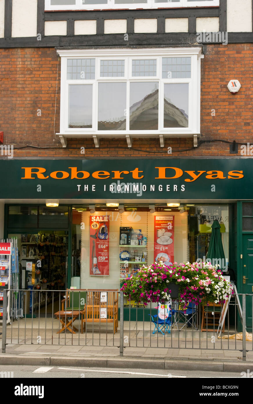Robert dyas shopfront hires stock photography and images Alamy