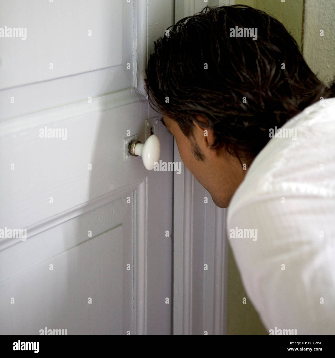 Top 102+ Wallpaper Can You See Through A Peephole From The Outside Superb