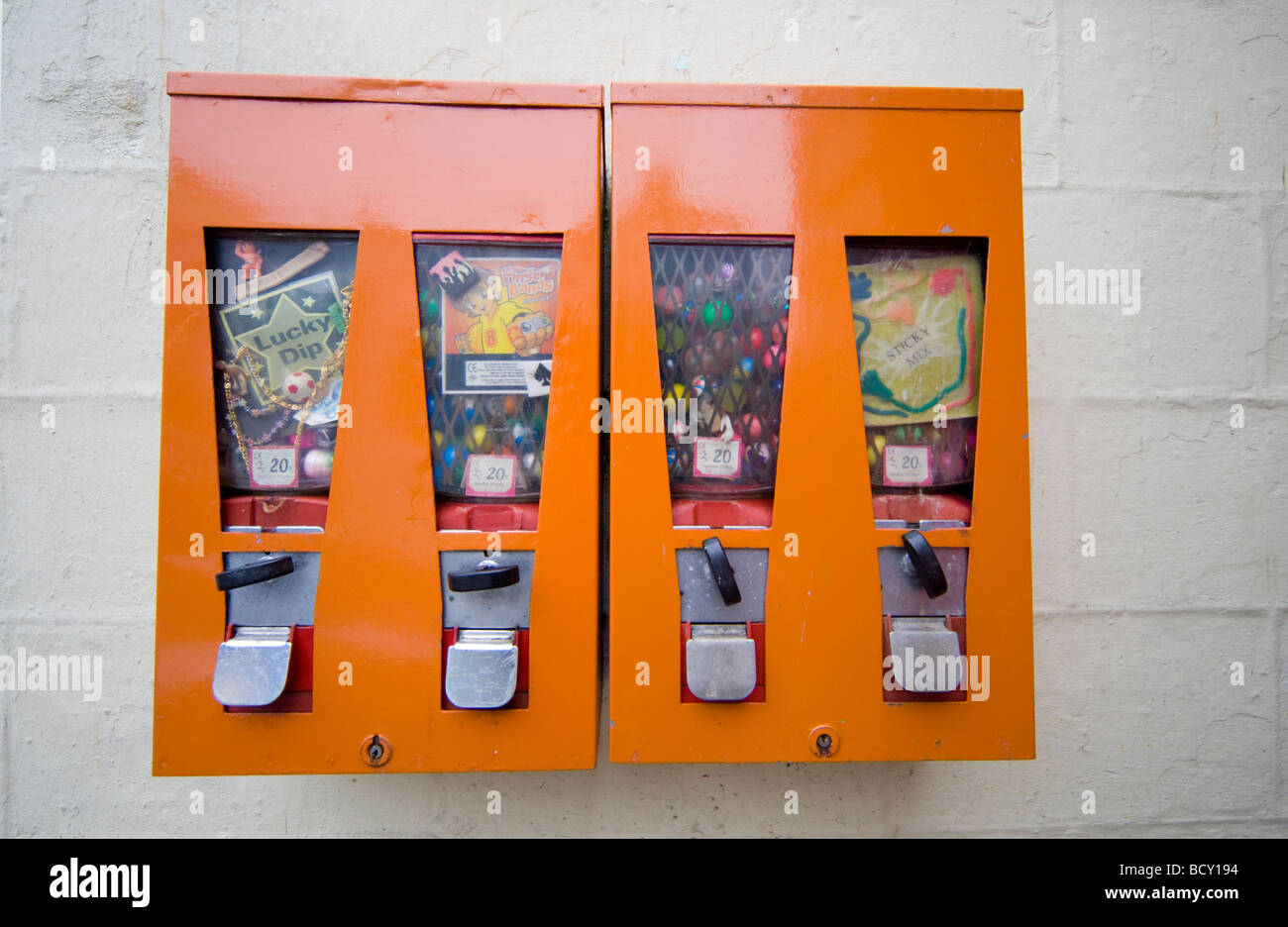 Old fashioned vending machine hires stock photography and images Alamy