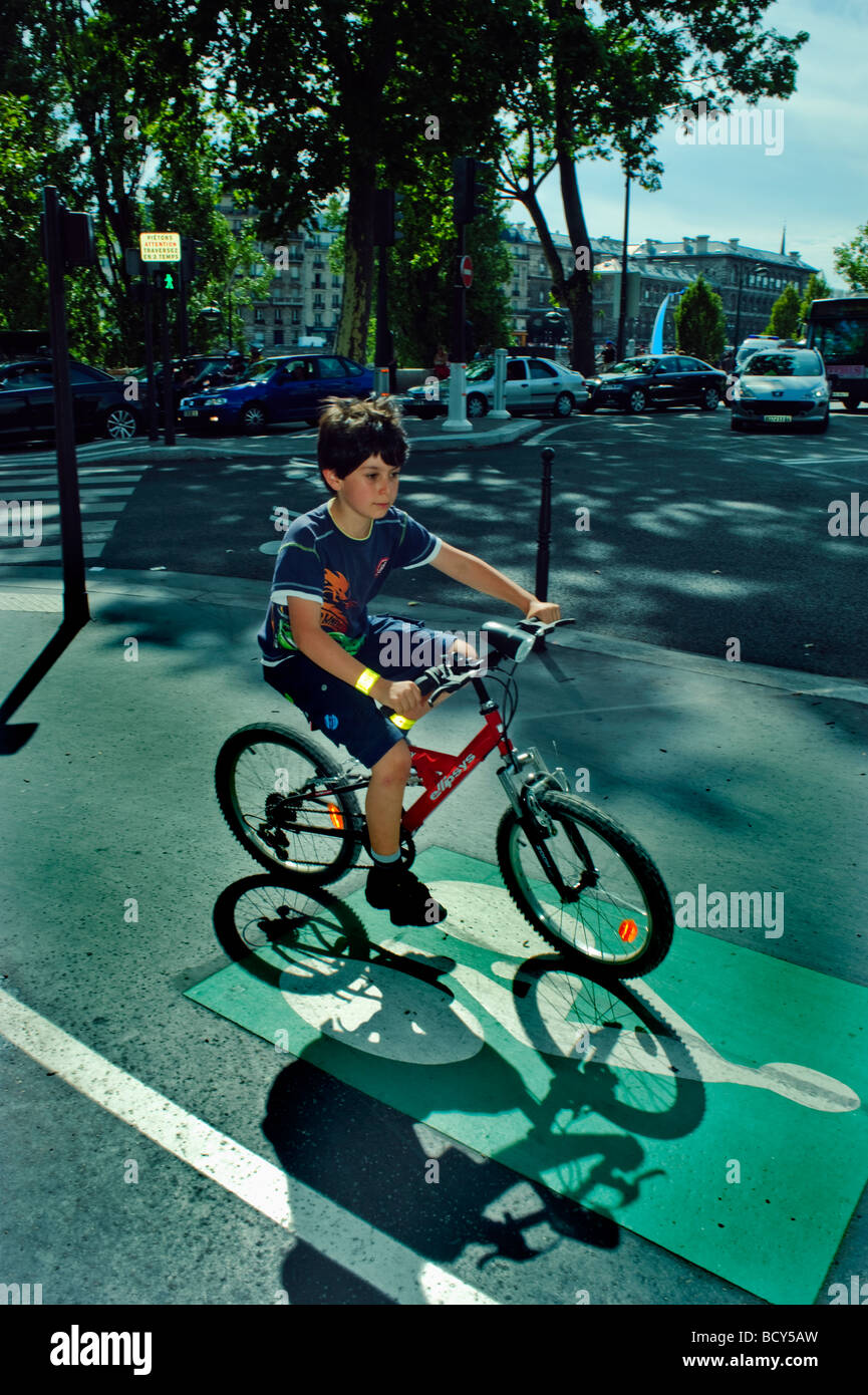 Lively urban scenes hires stock photography and images Alamy