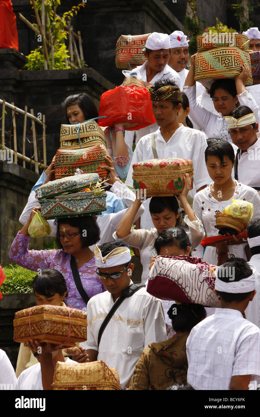 Pilgrims with sacrificial offerings, Hindu New Year Festival, Pura Besakhi, held every 10 years, at Agung volcano, 2567m, Bali, Stock Photo