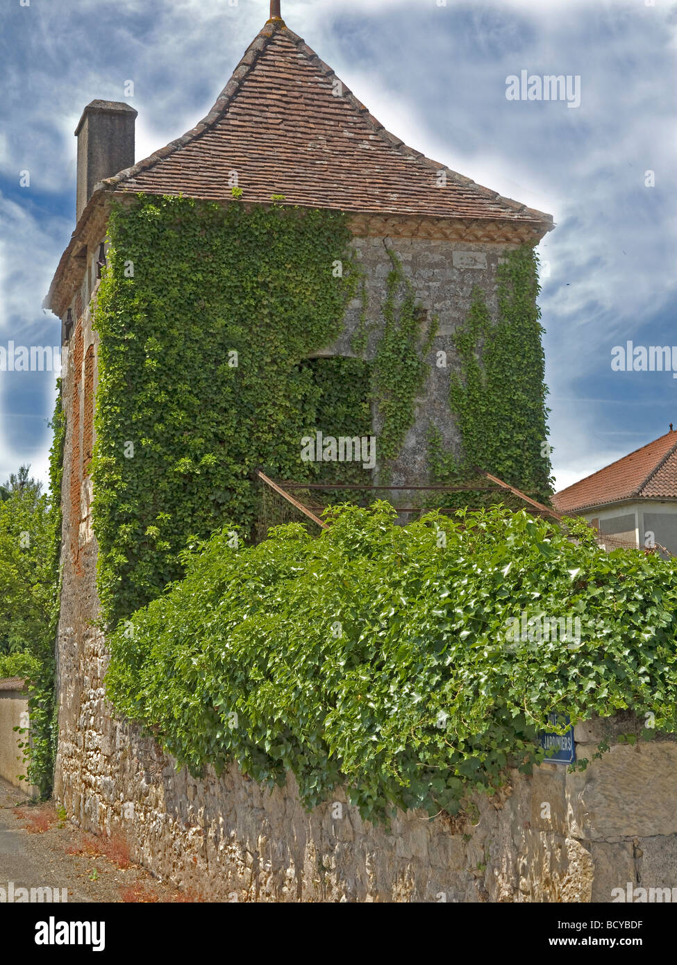 Alter Steinturm und Mauer eingedeckt mit Efeu in Castelfranc old stony tower and a wall covered with ivy Stock Photo