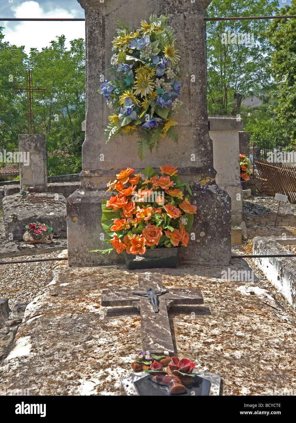 Grabstätte im Friedhof in Castelfranc in Frankreich tombs at the cemetery in Castelfranc in France Stock Photo