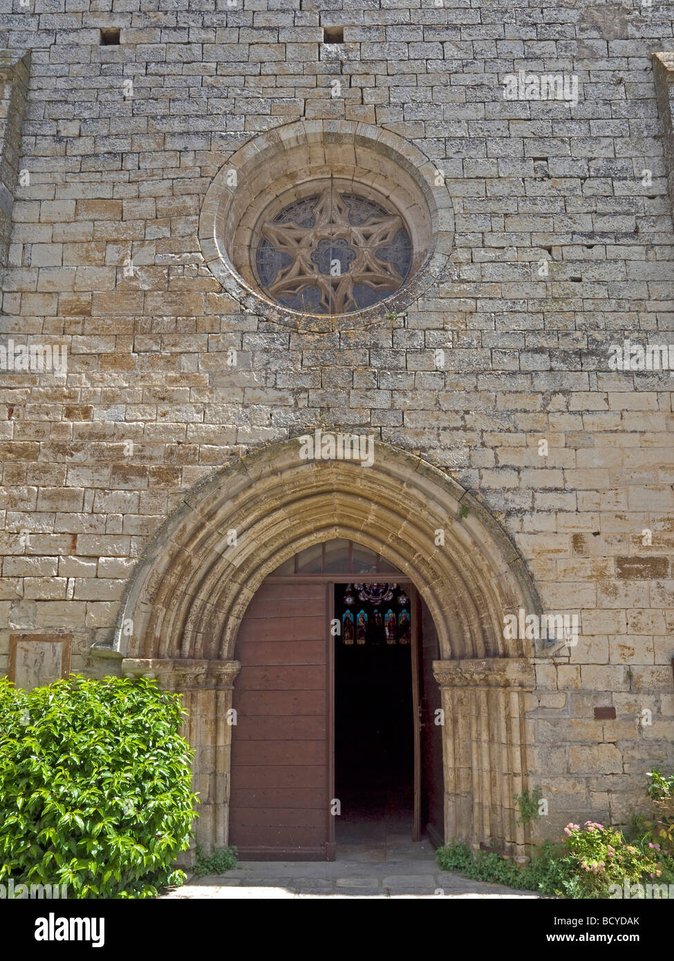 Steinige Kirche mit Tür und Bogen in Castelfranc in Frankreich stony church with door and arch in Castelfranc in France Stock Photo