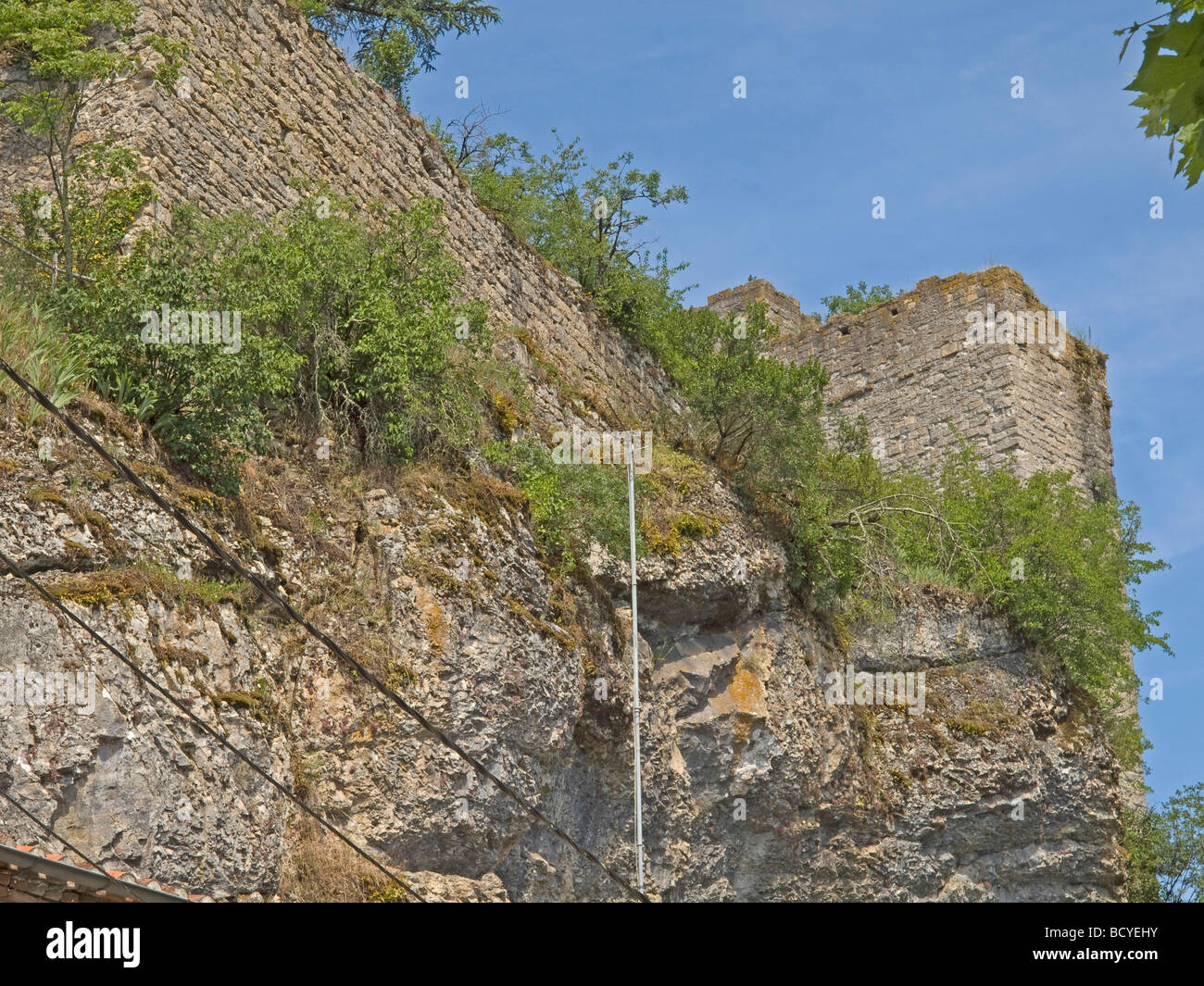 Alte Steinwand auf dem Berg in Castelfranc in Frankreich old stone wall on the mountain in Castelfranc in France Stock Photo