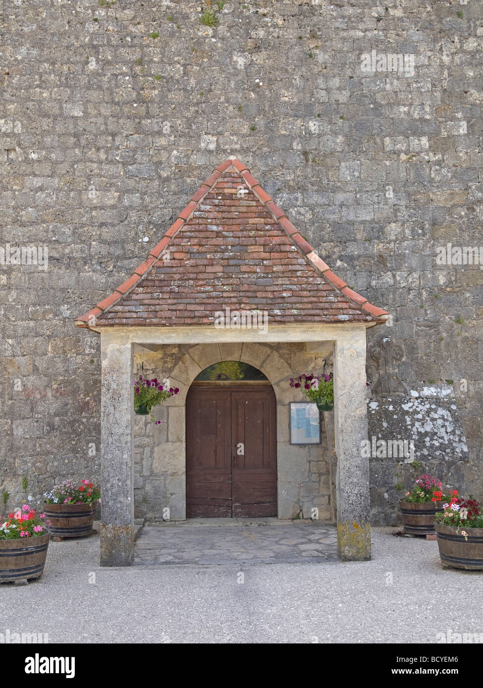Eingangstür mit Bogen zur Kirche in Castelfranc in Frankreich entrance door with arch to the church in Castelfranc in France Stock Photo