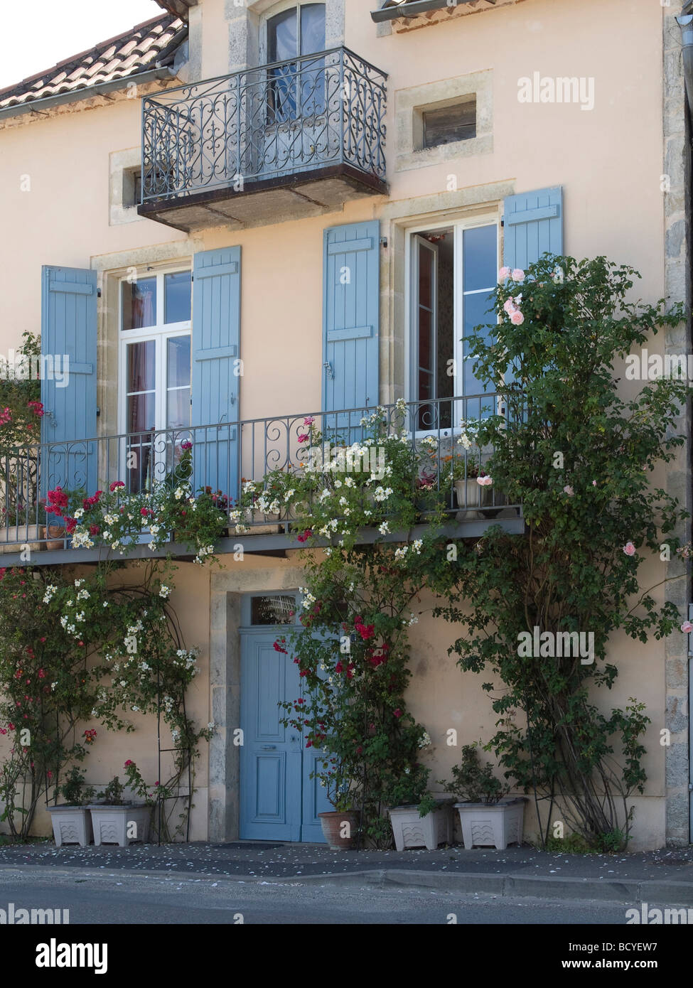 Schönes Haus mit Balkons und Rosen in Castelfranc in Frankreich nice house with balconies and roses in Castelfranc in France Stock Photo