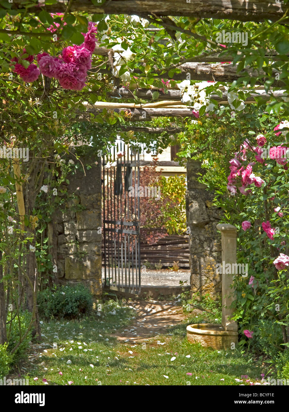 Weg zum Eingang im kleinen Garten in Castelfranc in Frankreich way to the entrance in the little garden in Castelfranc in Fran Stock Photo