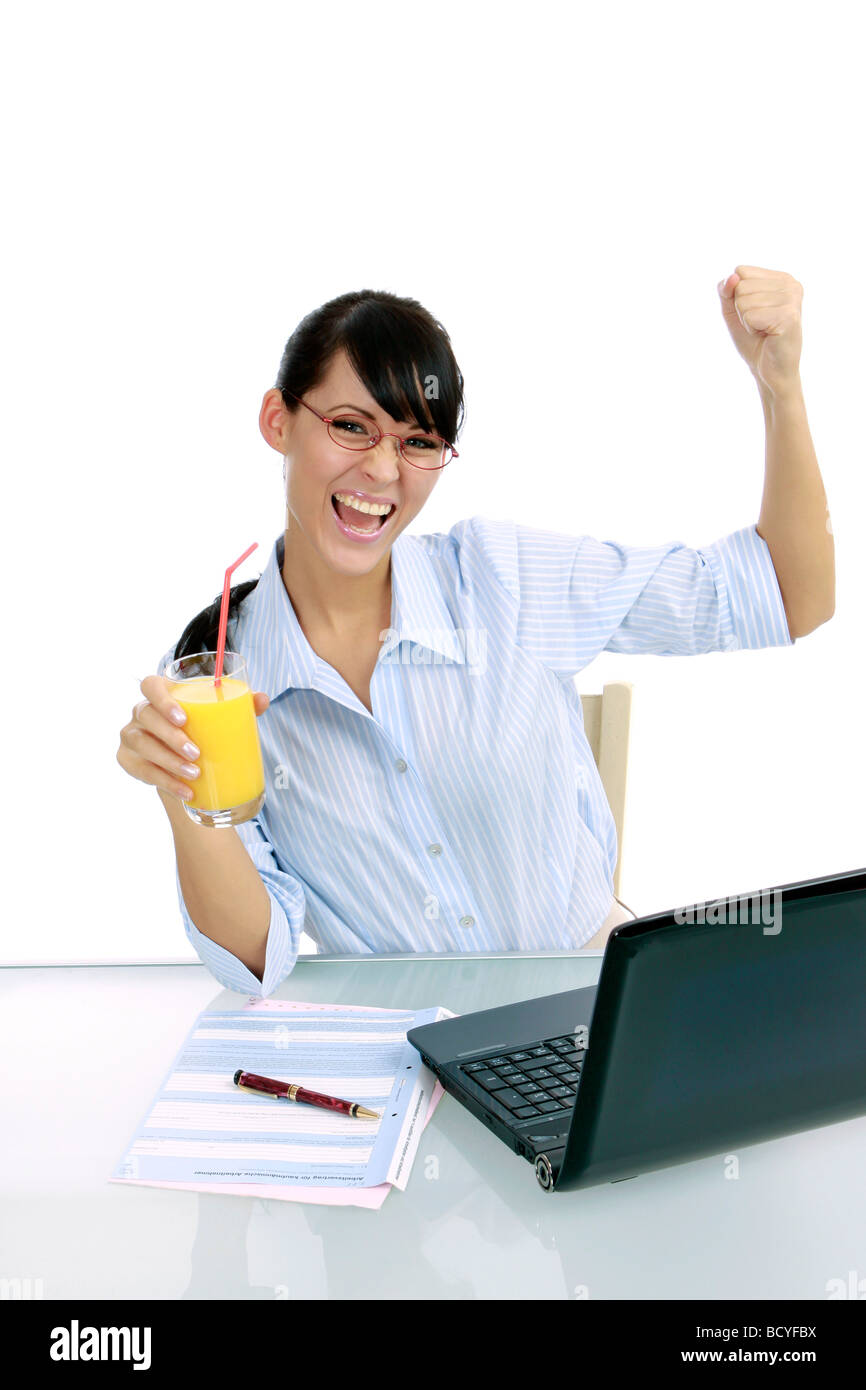 junge Geschaeftsfrau trinkt Saft im Buero young businesswoman enjoys orange juice in the office Stock Photo