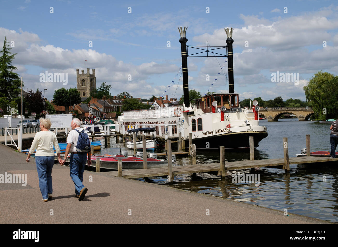Henley on Thames Oxfordshire England visitors on the River Thames towpath Stock Photo Alamy
