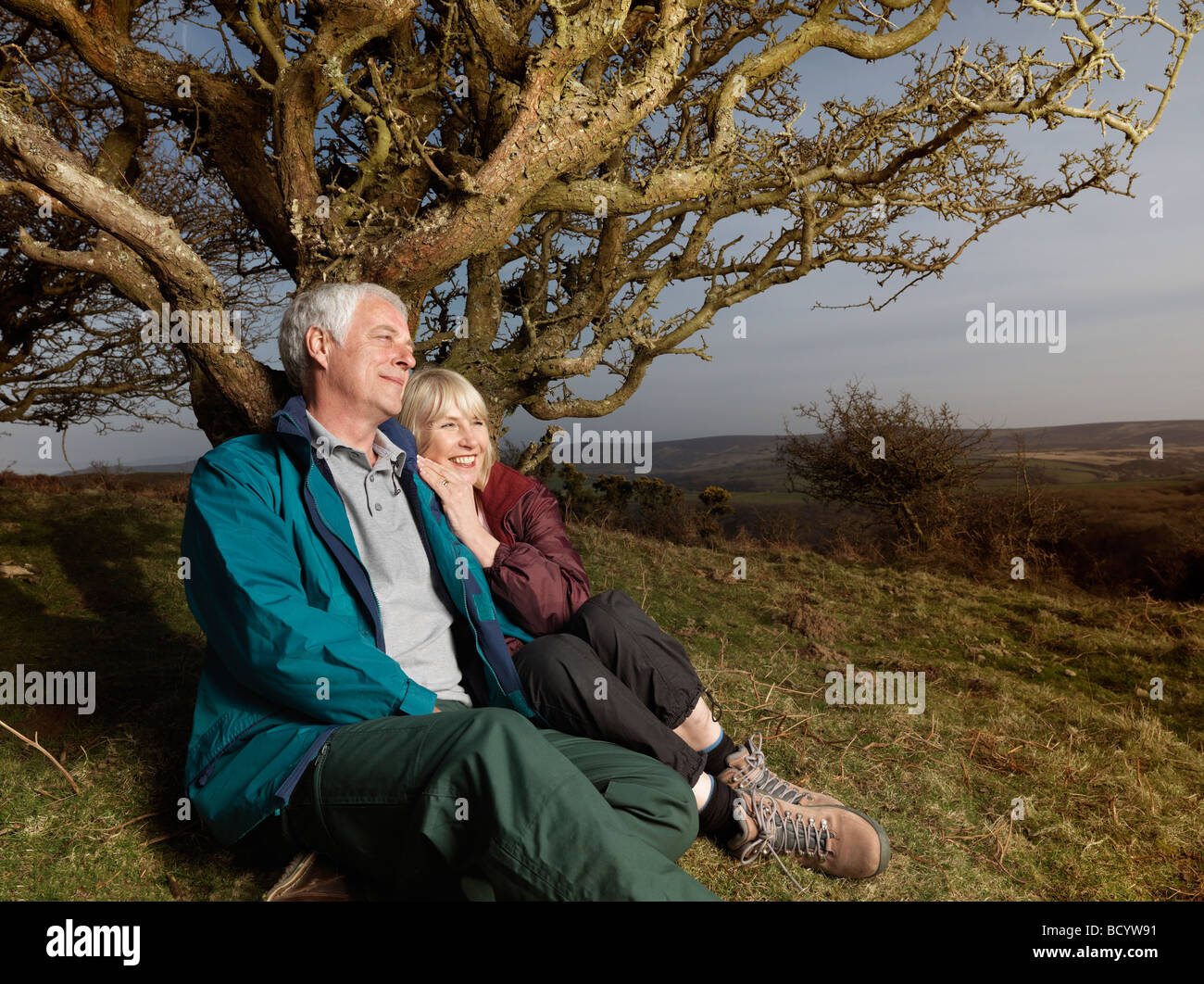 Couple sitting leaning against tree hi-res stock photography and images ...