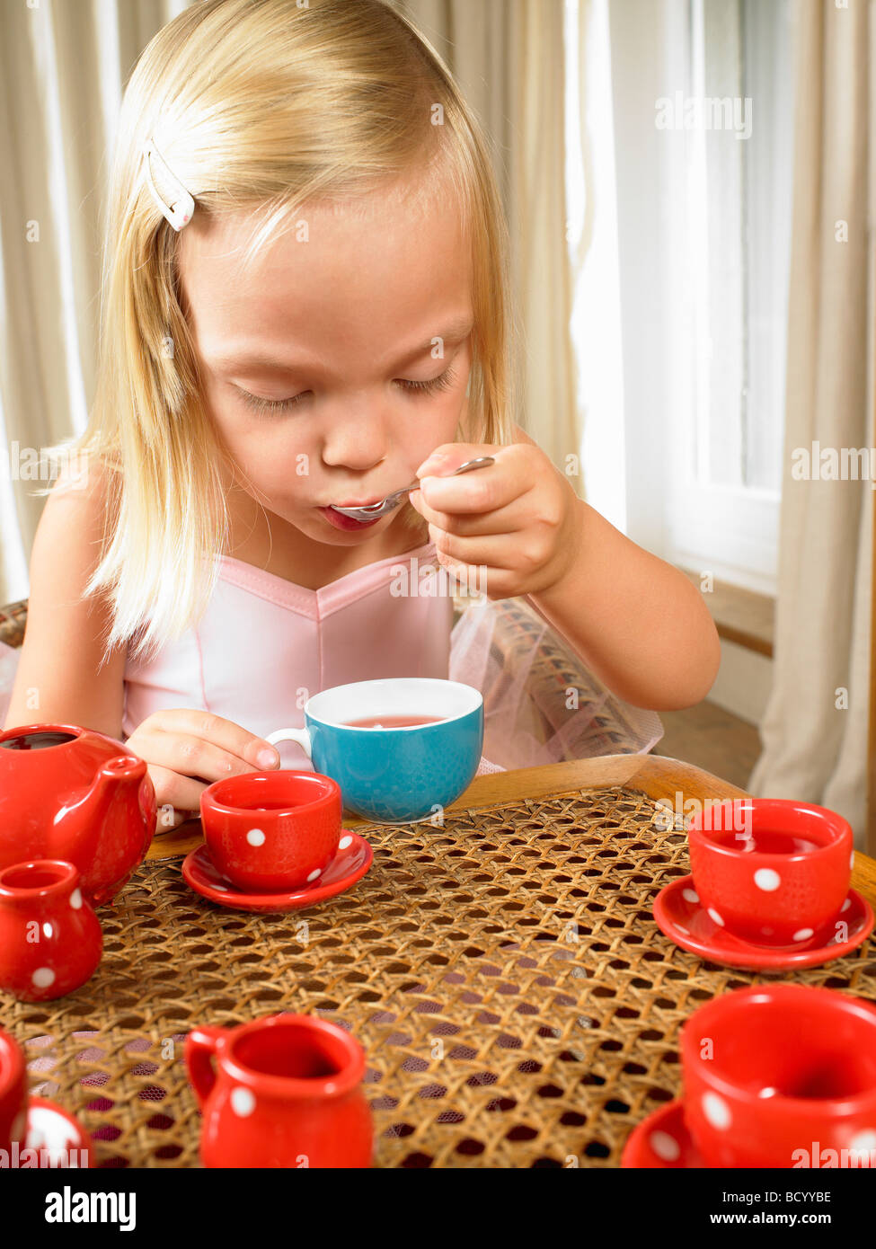 Девочка чаепитие. Чаепитие девочки. Школьное чаепитие. Девочка чаепитие. Дети девочки пьют чай.