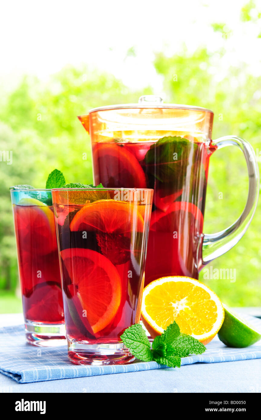https://c8.alamy.com/comp/BD0050/refreshing-fruit-punch-beverage-in-pitcher-and-glasses-BD0050.jpg