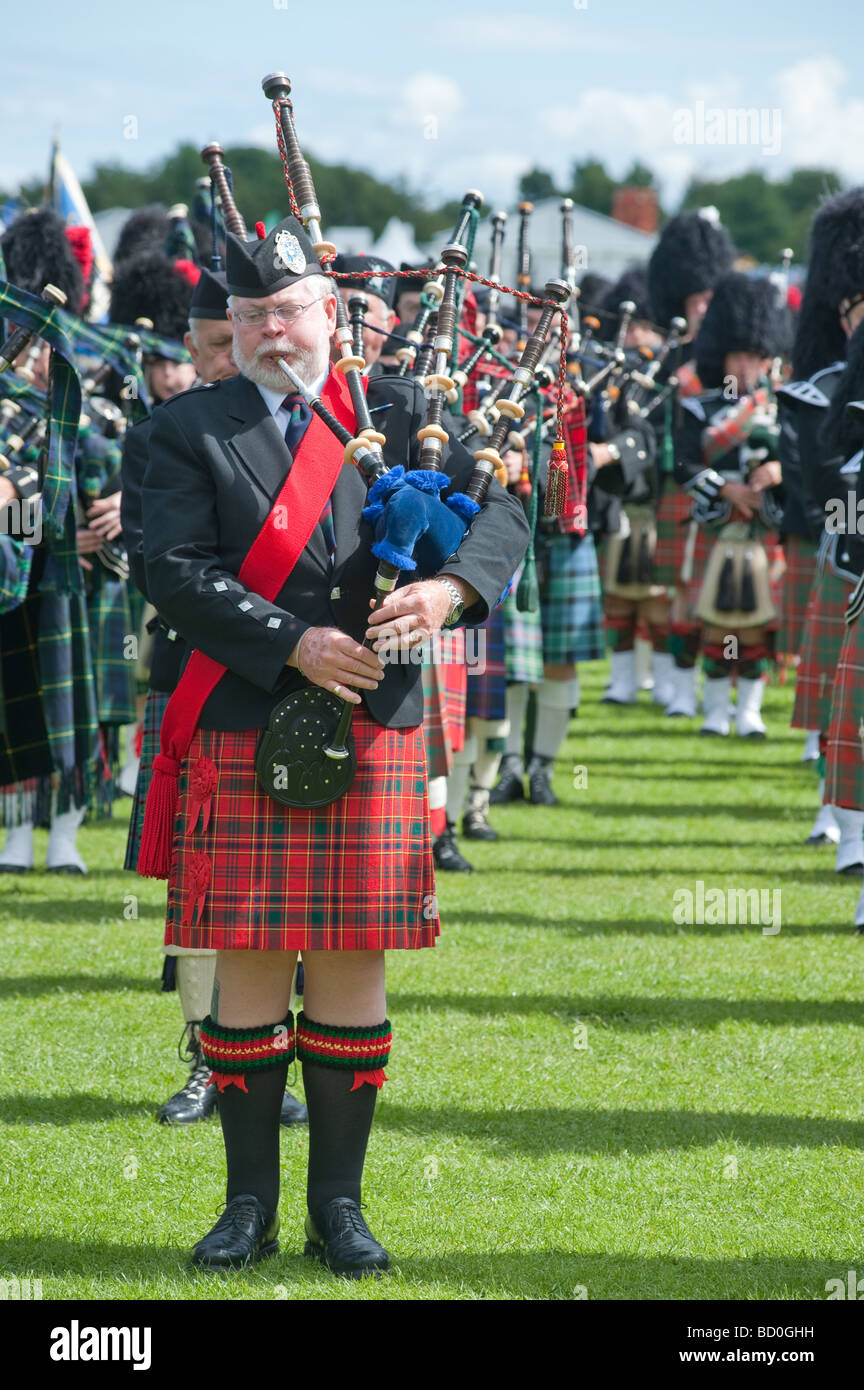 pipe-bands-in-holyrood-park-for-the-gathering-2009-in-edinburgh
