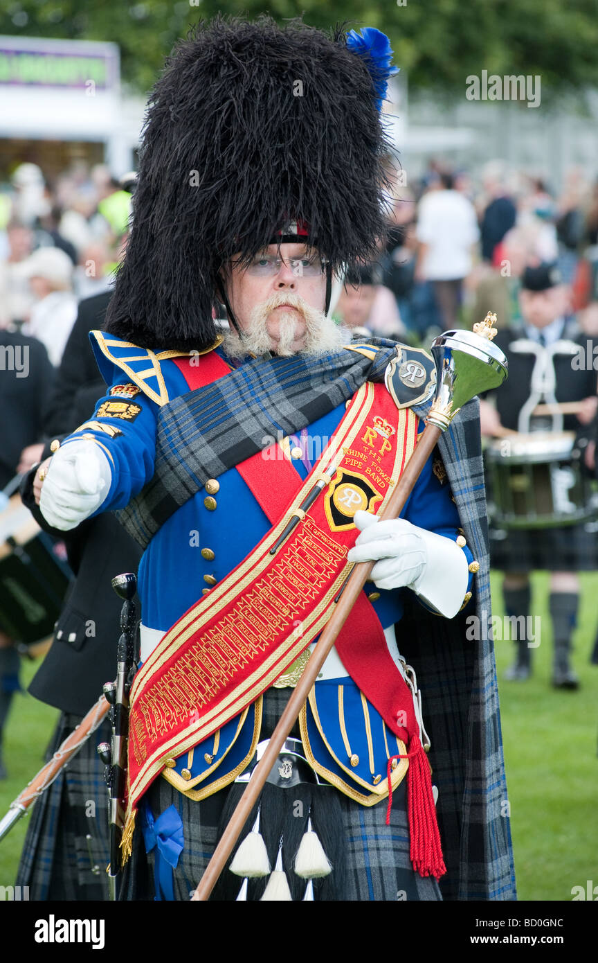 pipe-bands-in-holyrood-park-for-the-gathering-2009-in-edinburgh