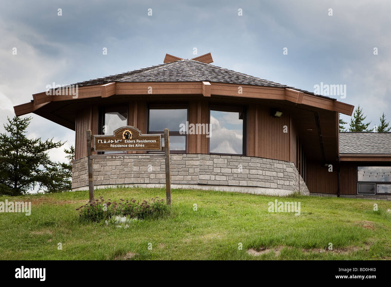 Ouje Bougoumou Cree reserve elders residences Stock Photo Alamy