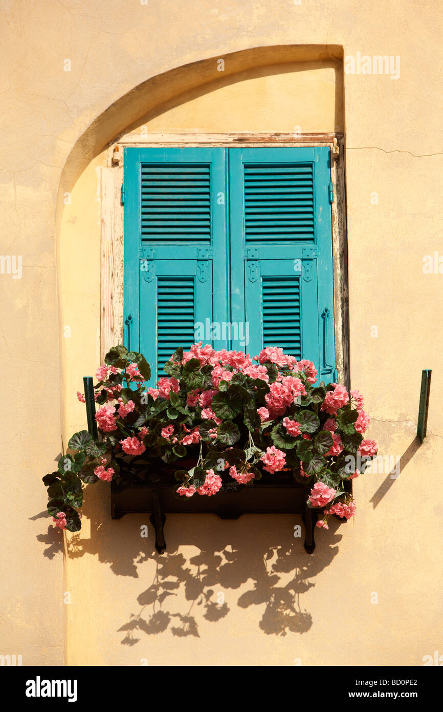 Window box flowers hires stock photography and images Alamy