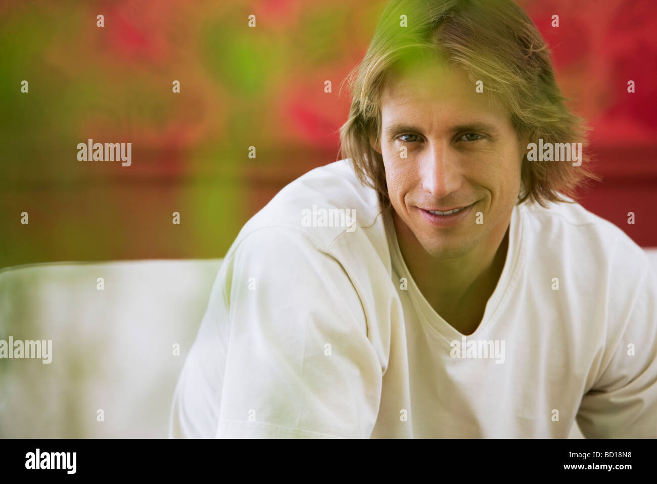 Man smiling at camera, portrait Stock Photo - Alamy