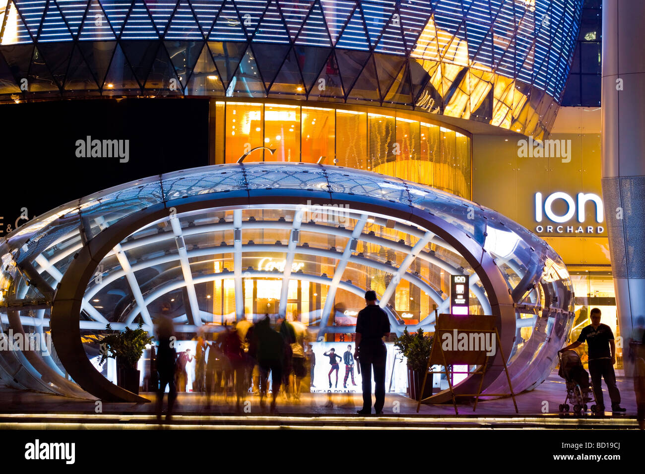 Singapore, Orchard Road, ION Orchard Shopping Mall Stock Photo Alamy